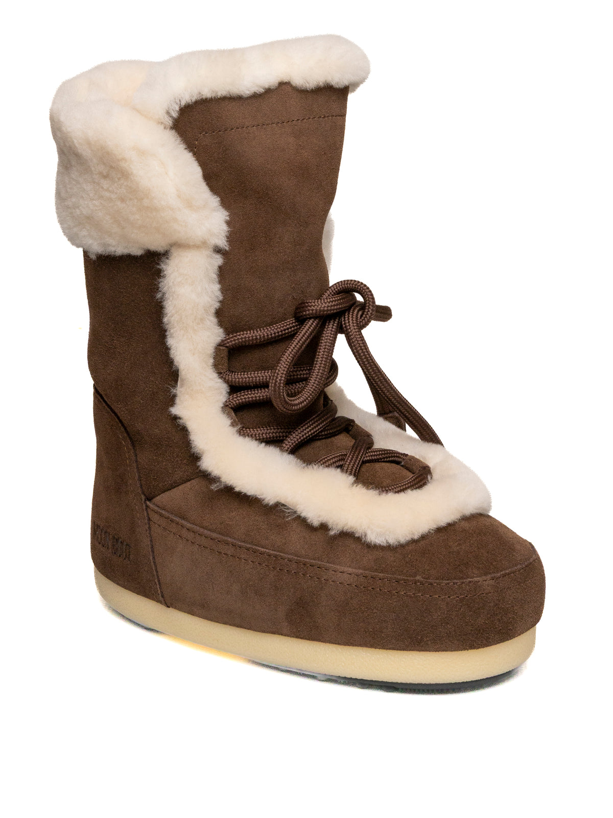 Doposcì in camoscio marrone Moon Boot vista a tre quarti con allacciatura e bordo crema