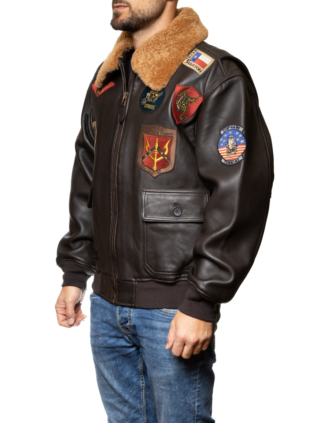 Giacca aviatore in pelle marrone Top Gun vista di tre quarti con manica e tasca.