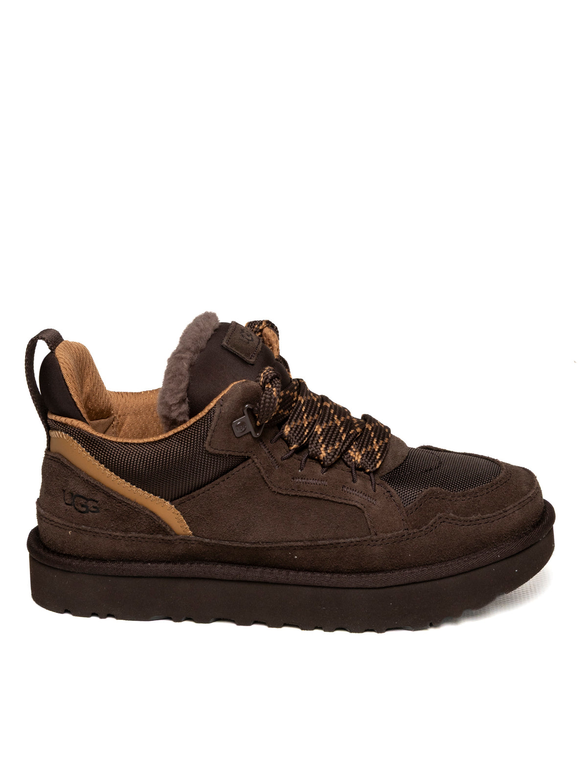 Sneaker Lowmel UGG in camoscio moro con vista laterale della suola a piattaforma