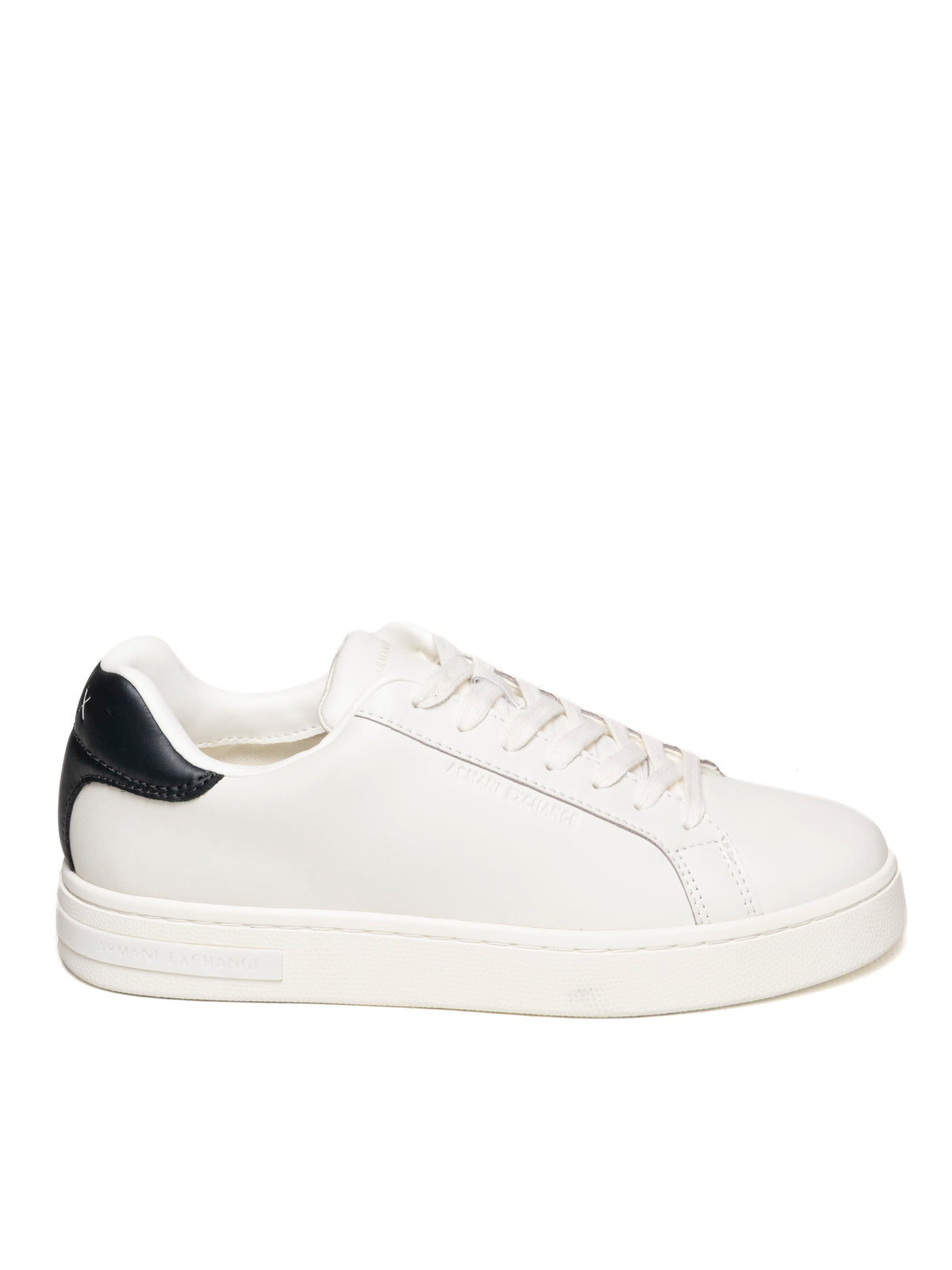 Sneaker in pelle bianca e navy Armani Exchange dettaglio del fianco esterno
