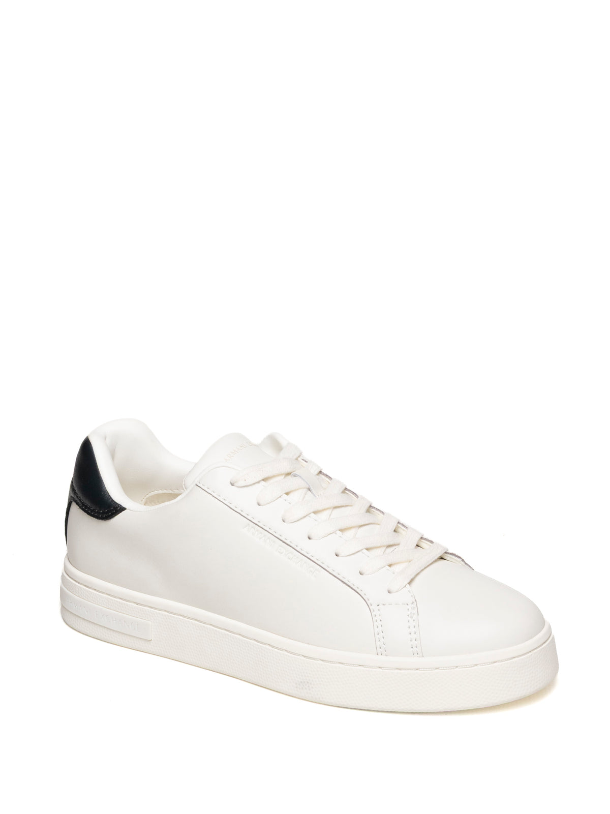 Sneaker bassa bianca Armani Exchange vista tre quarti anteriore con allacciatura