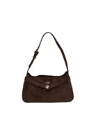 Borsa a spalla baguette marrone GUESS vista frontalmente con logo dorato e cinturino