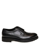Profilo esterno di derby brogue in pelle nera Jerold Wilton con suola cararmato.