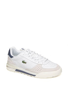 Sneaker in pelle bianca Lacoste vista di tre quarti anteriore con punta traforata e lacci
