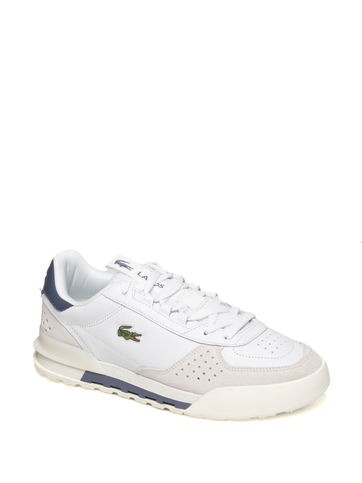 Sneaker in pelle bianca Lacoste vista di tre quarti anteriore con punta traforata e lacci