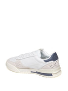Sneaker bassa Lacoste vista di tre quarti posteriore con tallone blu a contrasto e suola