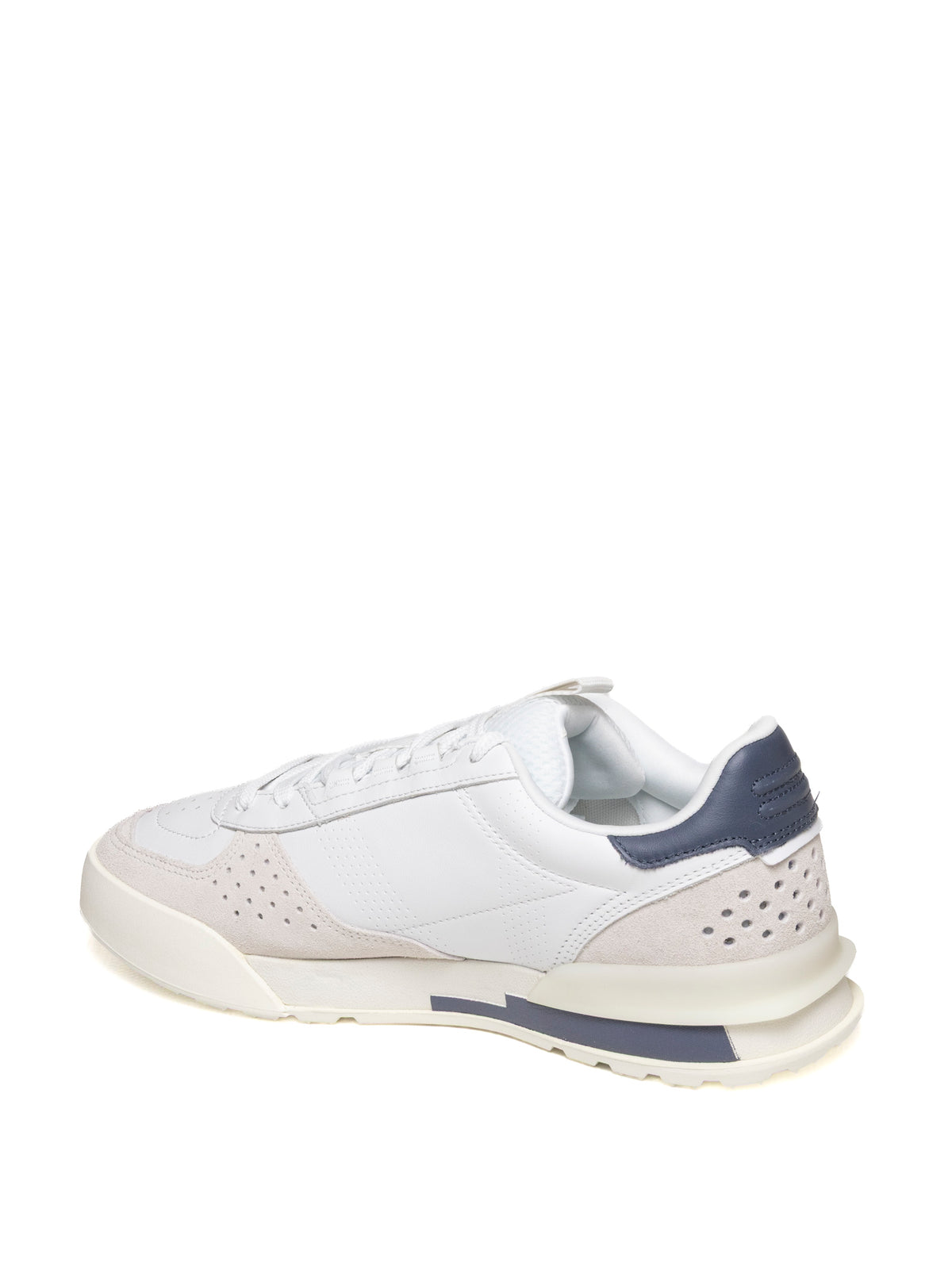 Sneaker bassa Lacoste vista di tre quarti posteriore con tallone blu a contrasto e suola