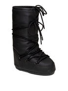 Vista tre quarti frontale del doposci Icon Rubber nero Moon Boot con punta tonda.