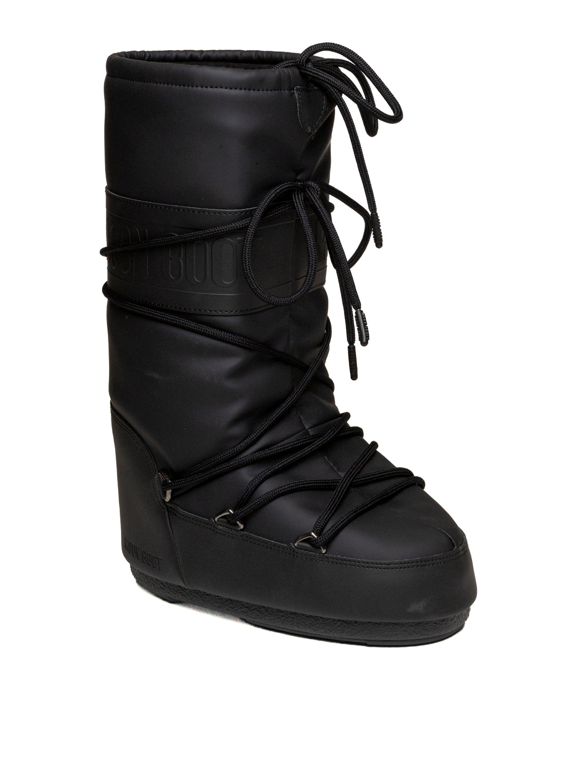 Vista tre quarti frontale del doposci Icon Rubber nero Moon Boot con punta tonda.