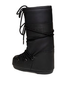 Vista tre quarti posteriore del doposci Icon Rubber nero Moon Boot con fascia logo.
