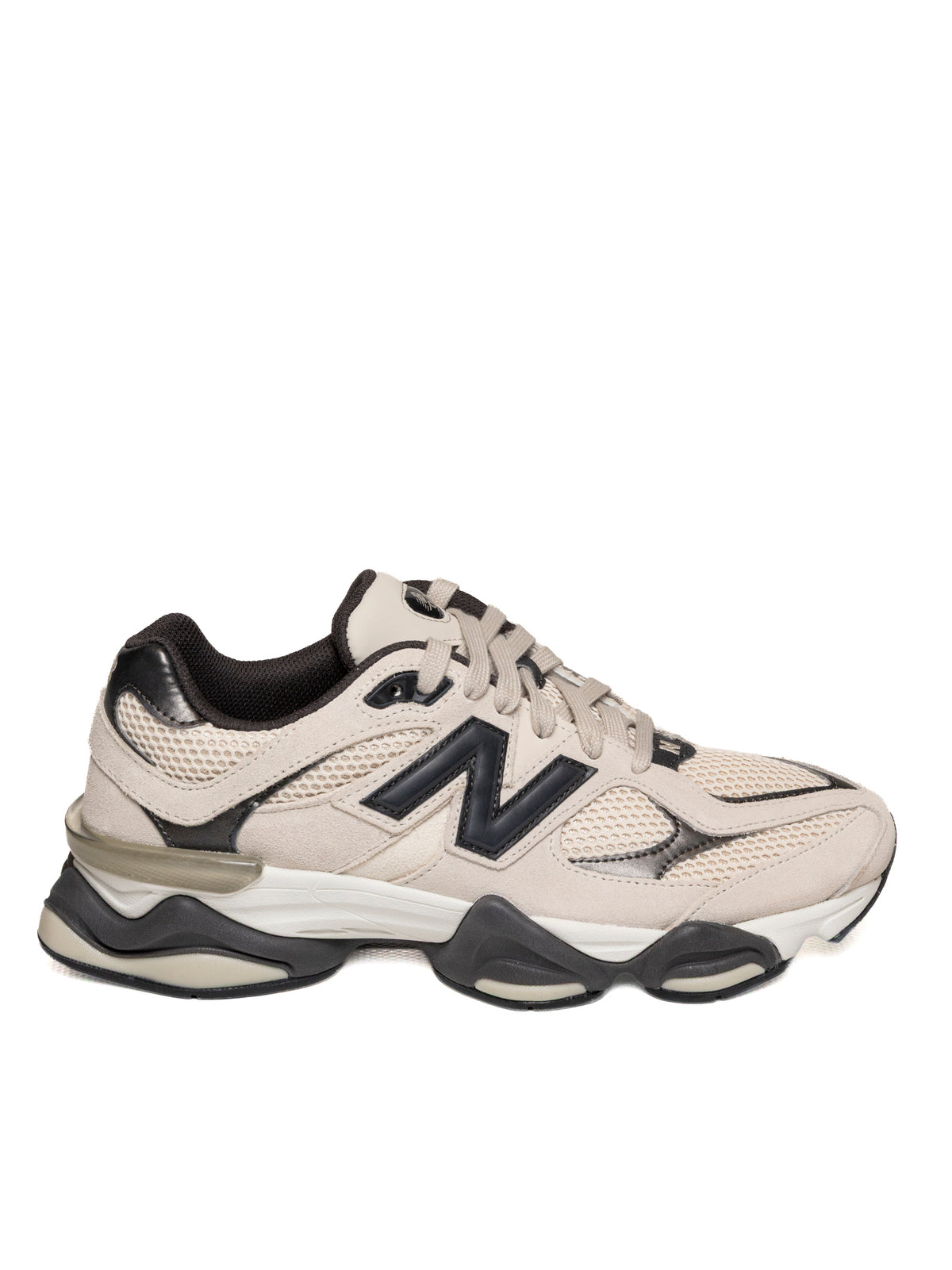 Vista laterale della sneaker 9060 New Balance beige e nera con camoscio e mesh