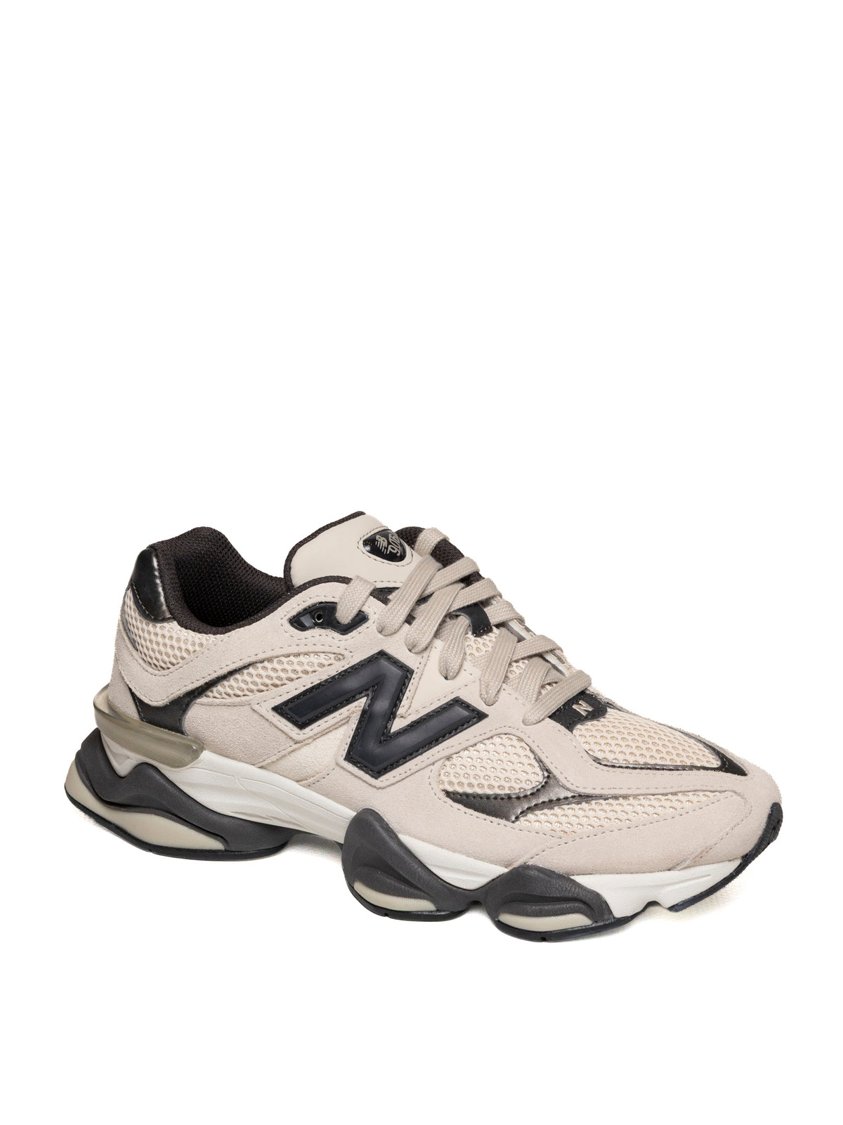Prospettiva anteriore della sneaker 9060 New Balance beige con dettagli neri e allacciatura