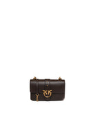 Borsa a tracolla in pelle marrone scuro PINKO con fermaglio dorato e patta frontale.