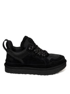 Sneaker-boot Lowmel UGG in camoscio nero vista di profilo con suola dentellata