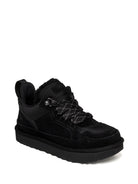 Sneaker Lowmel UGG in camoscio nero vista tre quarti con allacciatura frontale