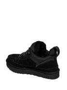 Sneaker Lowmel UGG in camoscio nero vista posteriore con tirante in nastro