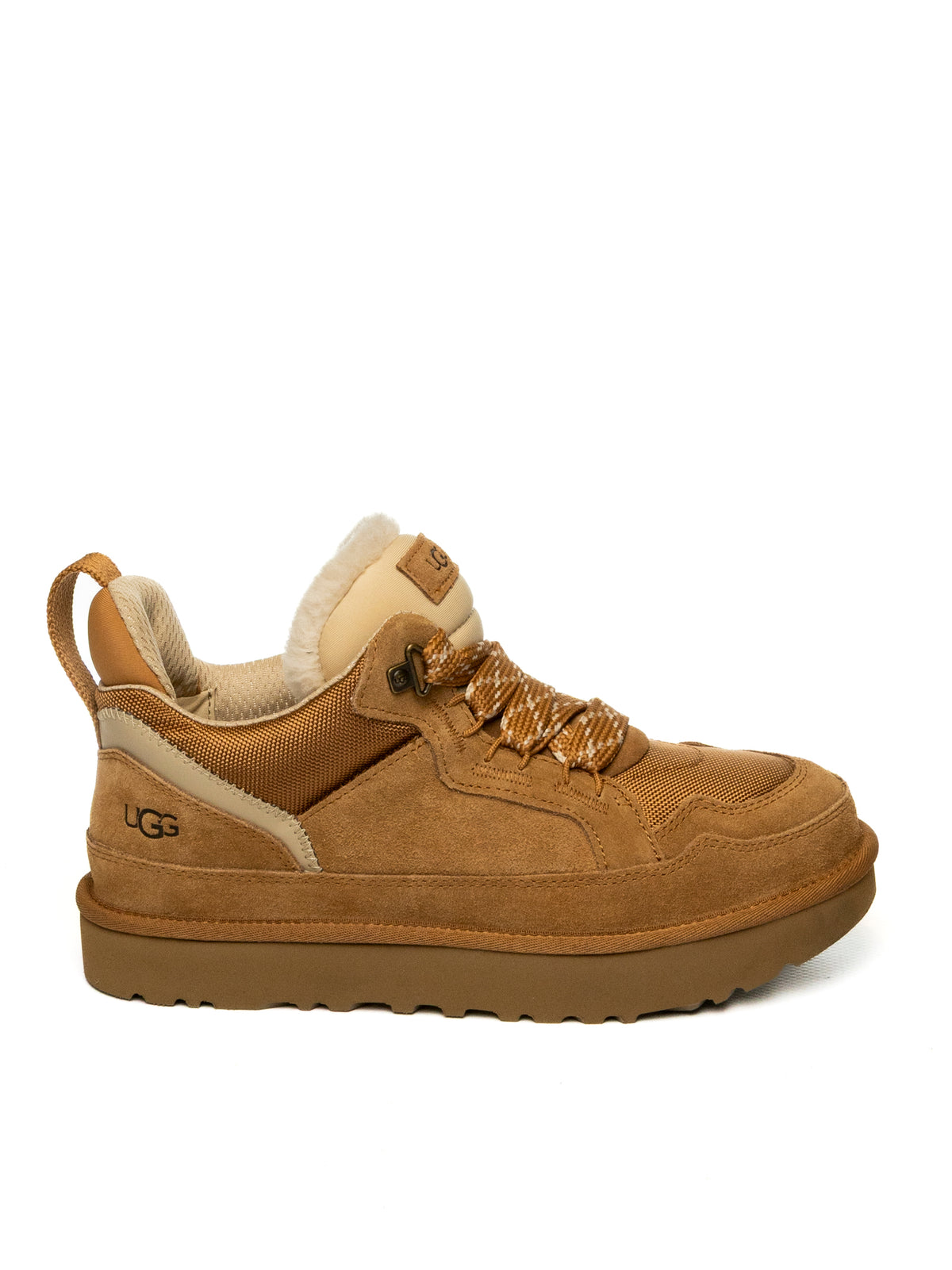 Sneaker Lowmel UGG in camoscio Chestnut, vista laterale con logo impresso e suola sagomata
